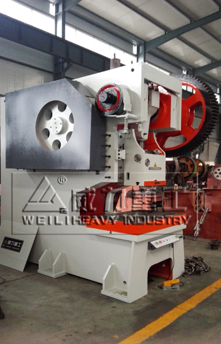 160噸鋼板深喉沖床車間