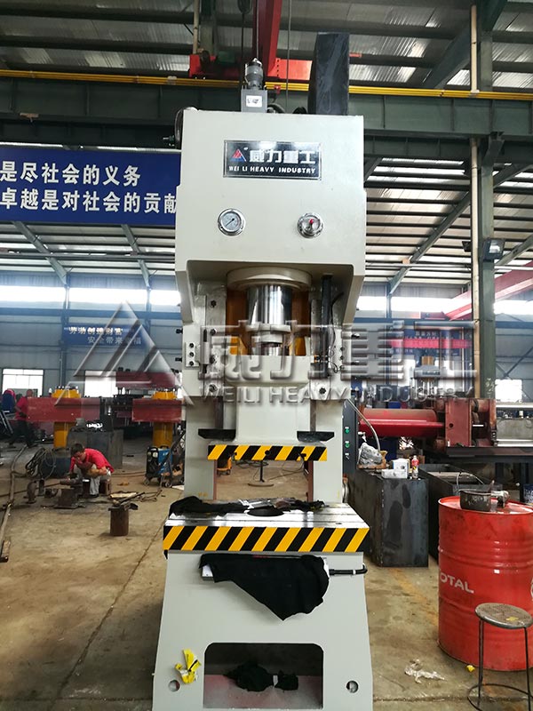 100噸氣動(dòng)沖床車間