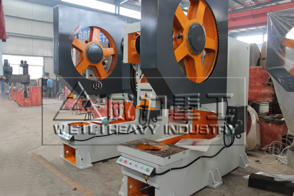 快速深喉沖床加工車間