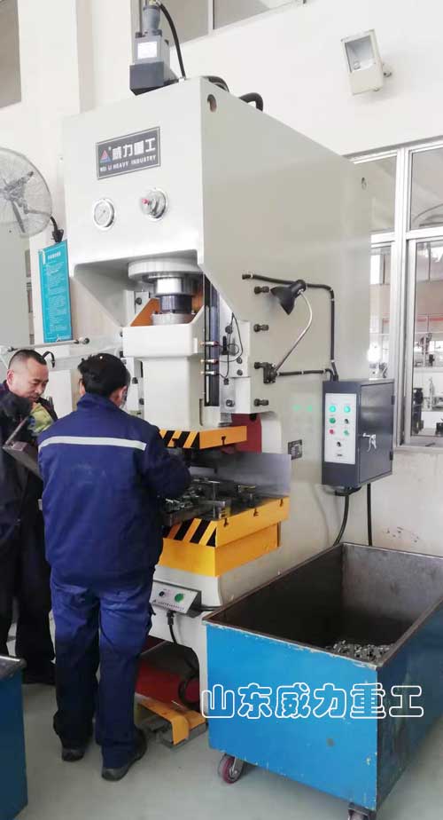 100噸液壓沖床客戶使用現(xiàn)場