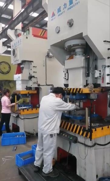 200噸液壓沖床客戶使用現場