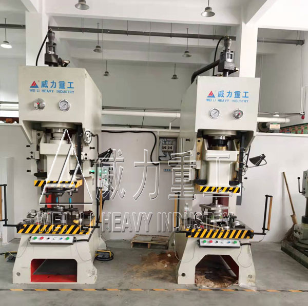 100噸C型液壓沖床客戶車間調(diào)試